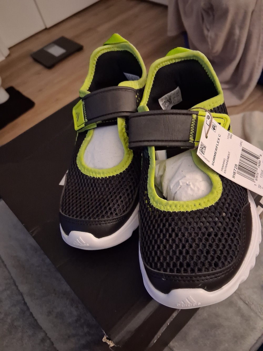 US SIZE 1 Kids, Black and Neon Yellow Sumer Flex Sneakers.